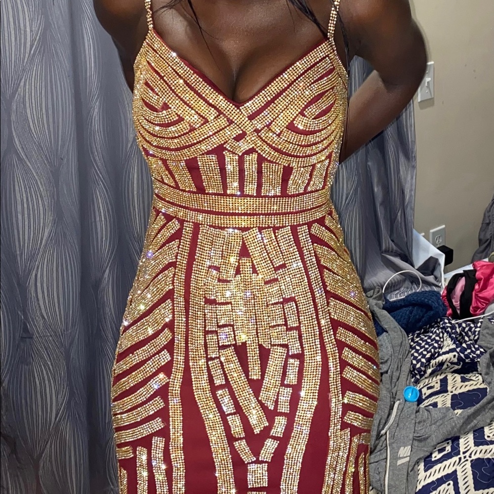 I’m selling my prom dress, size 6, I’m usually a size 8, I am 5’8 150-160lbs